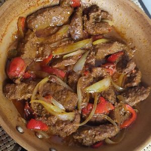 Fígado acebolado com molho