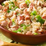 Arroz de forno com bacon tudo gostoso