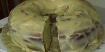 Bolo de laranja com cobertura de leite condensado e limão