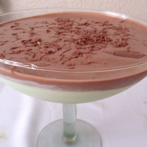 mousse de limão com ganache de chocolate tudo gostoso