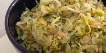 Repolho rasgado com alho