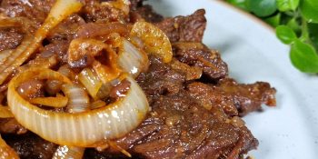 Um bife acebolado com batata frita do jeito mais fácil: adeus preguiça