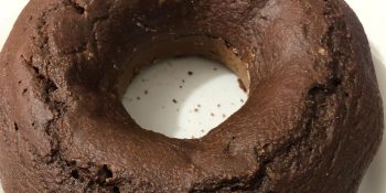 Bolo de chocolate fofinho: sem farinha e sem glúten que vovó vai amar