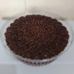 Bolo de chocolate molhadinho na travessa
