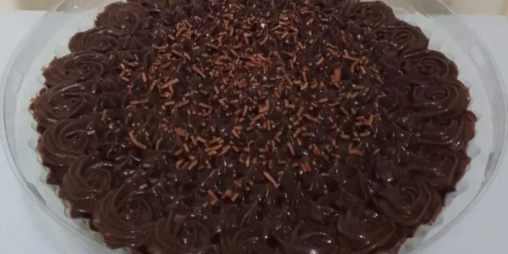 Bolo de chocolate molhadinho na travessa