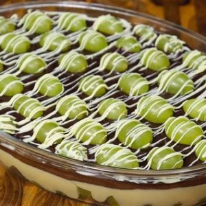 Bombom de uva na travessa viral tudo gostoso