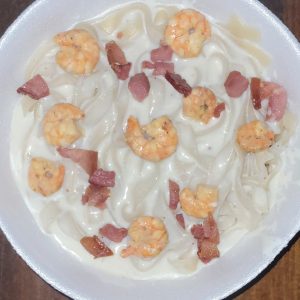 Macarrão ao molho branco com bacon e camarão
