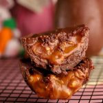 Ovo de páscoa recheado com caramelo e amendoim tudo gostoso