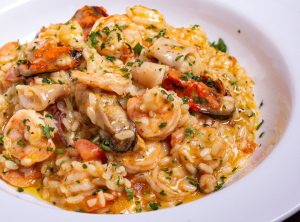 Paella com arroz de risoto