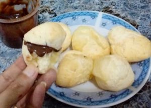 Pão de queijo com brigadeiro