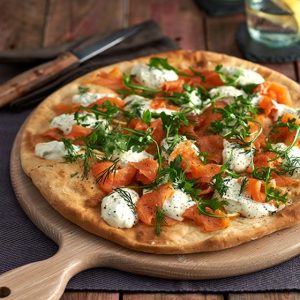 Pizza com creme fraiche e salmão defumado tudo gostoso