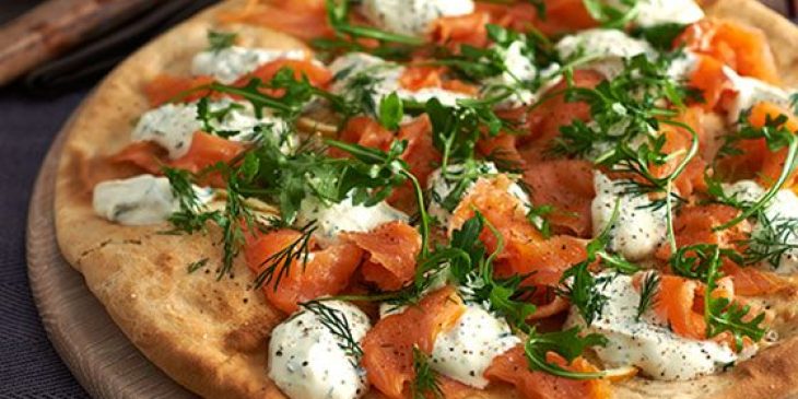 Pizza com creme fraiche e salmão defumado tudo gostoso