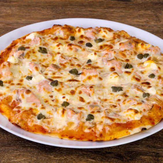 Pizza com creme fraiche e salmão defumado