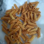 Salgadinho de macarrão frito caseiro
