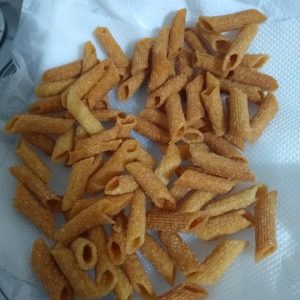 Salgadinho de macarrão frito caseiro