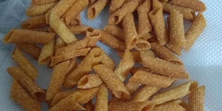 Salgadinho de macarrão frito caseiro