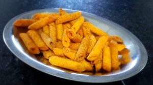 Salgadinho de macarrão frito caseiro