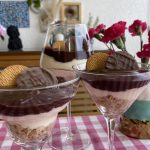 Sobremesa na taça de coco com chocolate