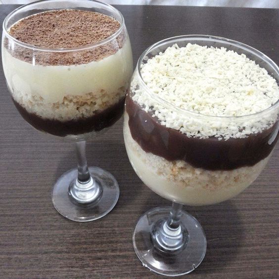 Sobremesa na taça de coco em formato de bolo gelado