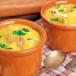 Sopa de macaxeira com calabresa