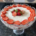 Torta de ninho com morango na travessa
