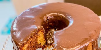 Receita de bolo mesclado com cobertura: tudo simples e maravilhoso