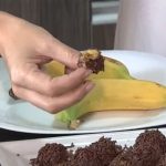 brigadeiro de casca de banana mordido sendo mostrado