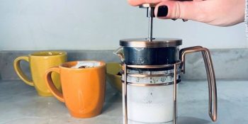 leite cremoso na prensa francesa