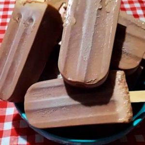 picolé de danoninho com chocolate tudo gostoso