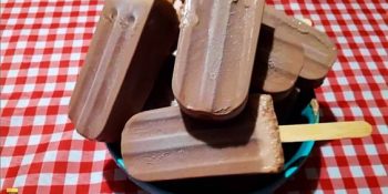 Picolé de danoninho com chocolate