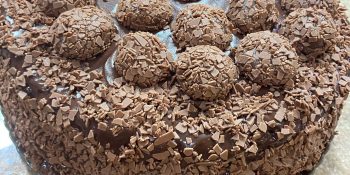Um bolo de brigadeiro de massa pronta: ganhará seu coração