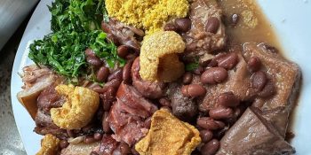 Feijoada com farofa de banana-da-terra do Davi na sua casa hoje