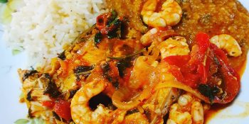 Moqueca de camarão com arroz de coco: receita fácil que nem dá pra acreditar