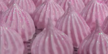 Suspiro rosa com aquele gostinho caseiro que tem gosto de festa