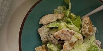 Balde de salada com queijo vai te deixar bem saudável