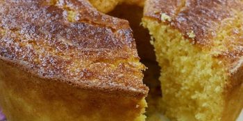 Esse bolo de milho rápido é melhor que os da padaria