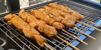 Espetinho de frango agridoce digno de muitos aplausos