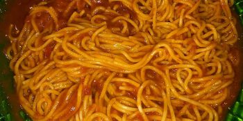 Macarrão com molho caseiro com aquela cara de comida de família