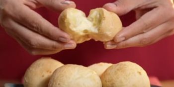Pão com requeijão no forno é um ótimo lanche de domingo