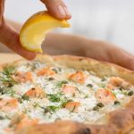 Pizza de salmão com cream cheese tudo gostoso