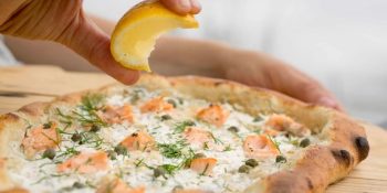 Pizza de salmão com cream cheese faz sucesso nas noites caseiras