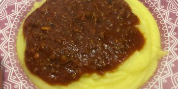 Polenta cremosa com carne moída para o almoço de amanhã