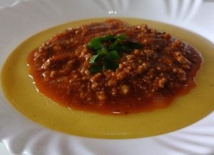 Polenta cremosa com carne moída