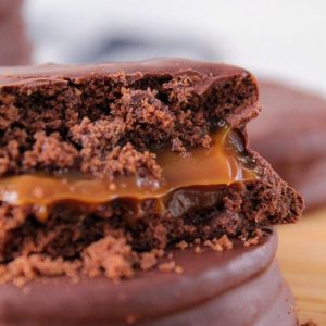 Alfajor de doce de leite com chocolate Ana Maria