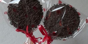 Alfajor no palito: receita fácil para se sentir um confeiteiro