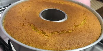 Bolo de cenoura de massa pronta é prático demais