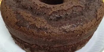 Um bolo de chocolate de 30 minutos para matar seus desejos