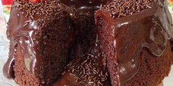 O bolo de chocolate de confeiteira que vira lei em casa