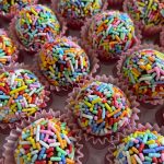 brigadeiro com granulado colorido de festa de criança