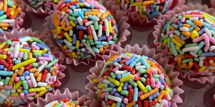 brigadeiro com granulado colorido de festa de criança